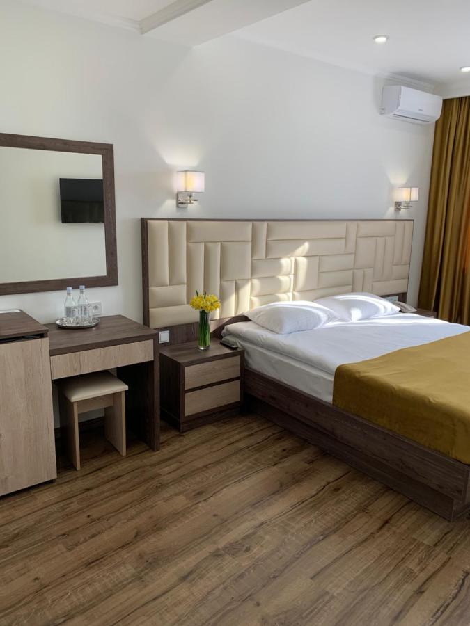 Vertoni Hotel Erevan Esterno foto