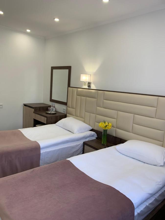 Vertoni Hotel Erevan Esterno foto
