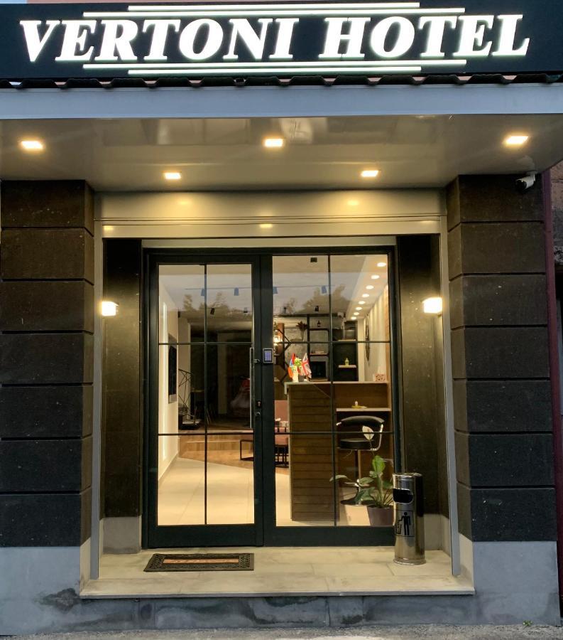 Vertoni Hotel Erevan Esterno foto